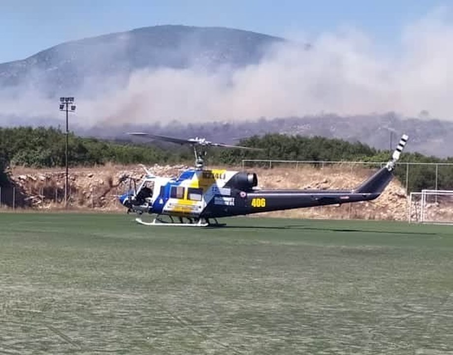 Ελικόπτερο έφερε πυροσβέστες – προσγειώθηκε στις Κεραμειές Κεφαλονιάς (φωτο)
