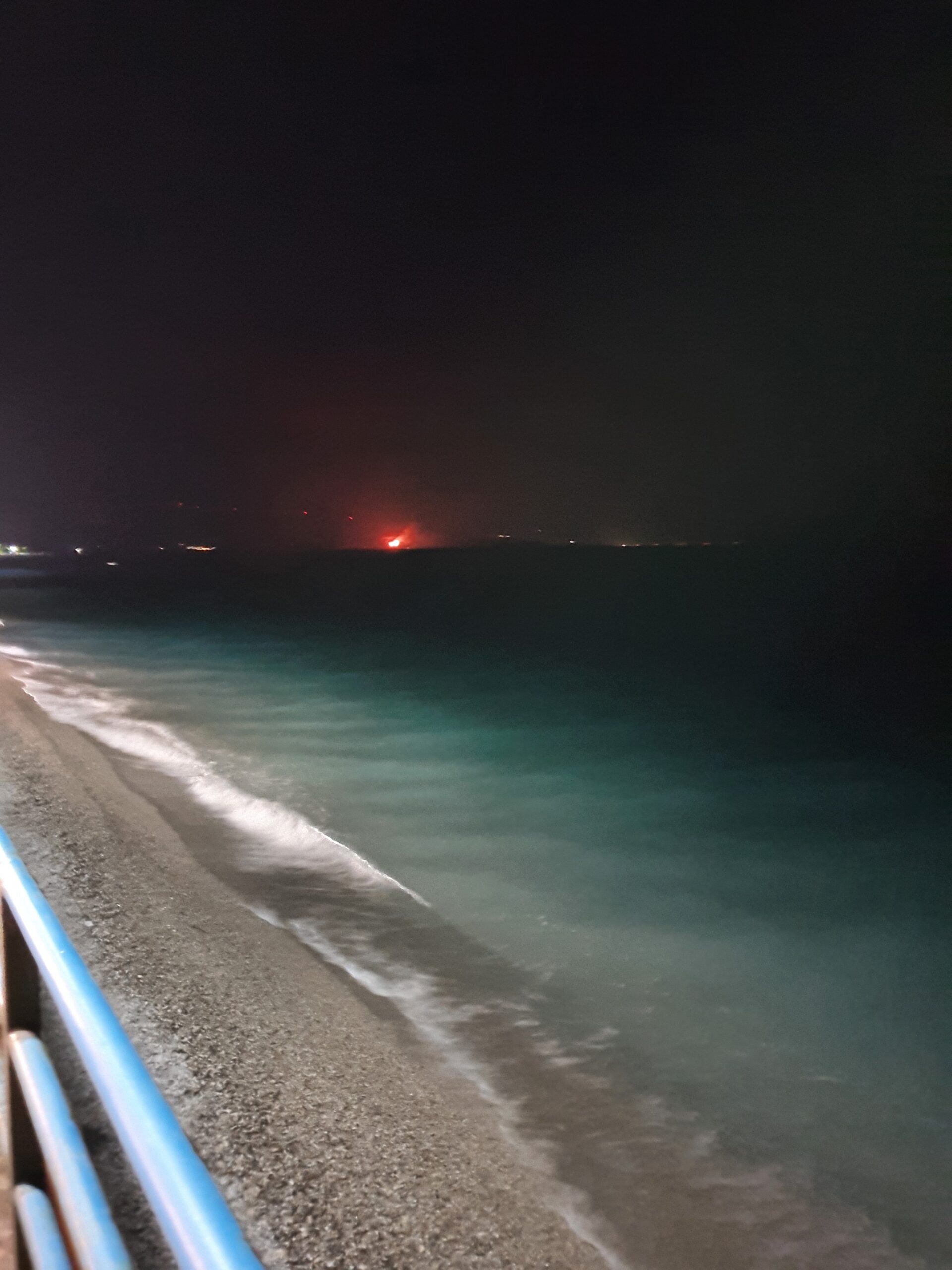 Μεγάλη πυρκαγιά φαίνεται να μαίνεται στον νομό Φωκίδας