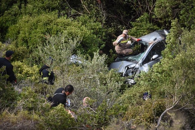 Σε γκρεμό έπεσε αυτοκίνητο στην Χαλανδρίτσα - Πυροσβέστες απεγκλώβισαν ένα άτομο