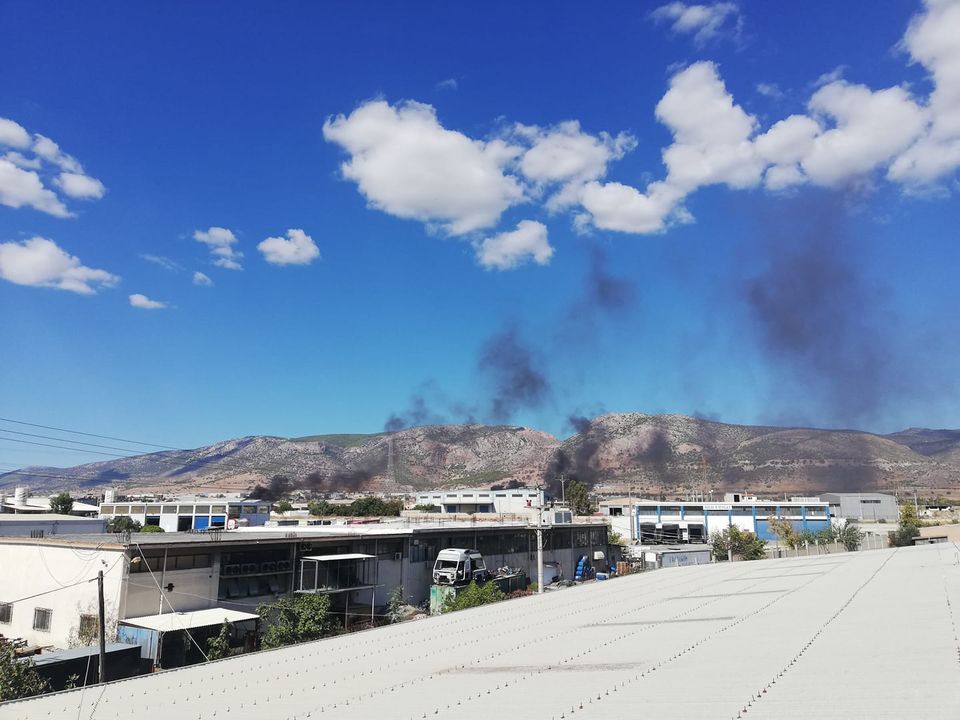 Πυρκαγιά σε χόρτα και λάστιχα στην Νέα Ζωή Ασπροπύργου