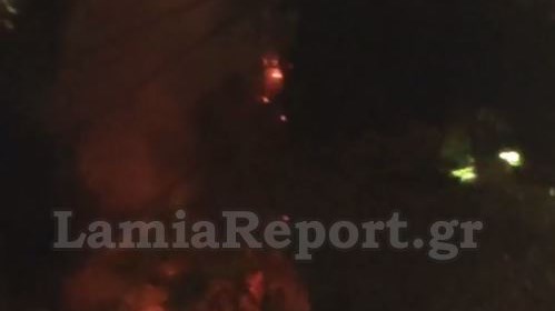 Λαμία: Πυρκαγιά και εκρήξεις σε πάρκινγκ στρατοπέδου - Καταστράφηκε ολοσχερώς τροχόσπιτο - ΦΩΤΟ