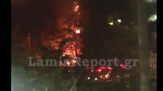 Λαμία: Πυρκαγιά και εκρήξεις σε πάρκινγκ στρατοπέδου - Καταστράφηκε ολοσχερώς τροχόσπιτο - ΦΩΤΟ