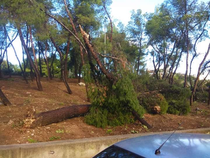 Νέα ιωνια: Βομβαρδισμένη μοιάζει η περιοχή της πλατείας Ευαγγελιστρίας.