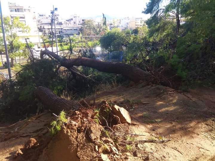 Νέα ιωνια: Βομβαρδισμένη μοιάζει η περιοχή της πλατείας Ευαγγελιστρίας.