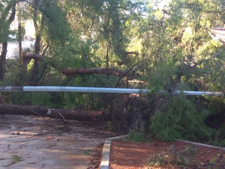 Νέα ιωνια: Βομβαρδισμένη μοιάζει η περιοχή της πλατείας Ευαγγελιστρίας.