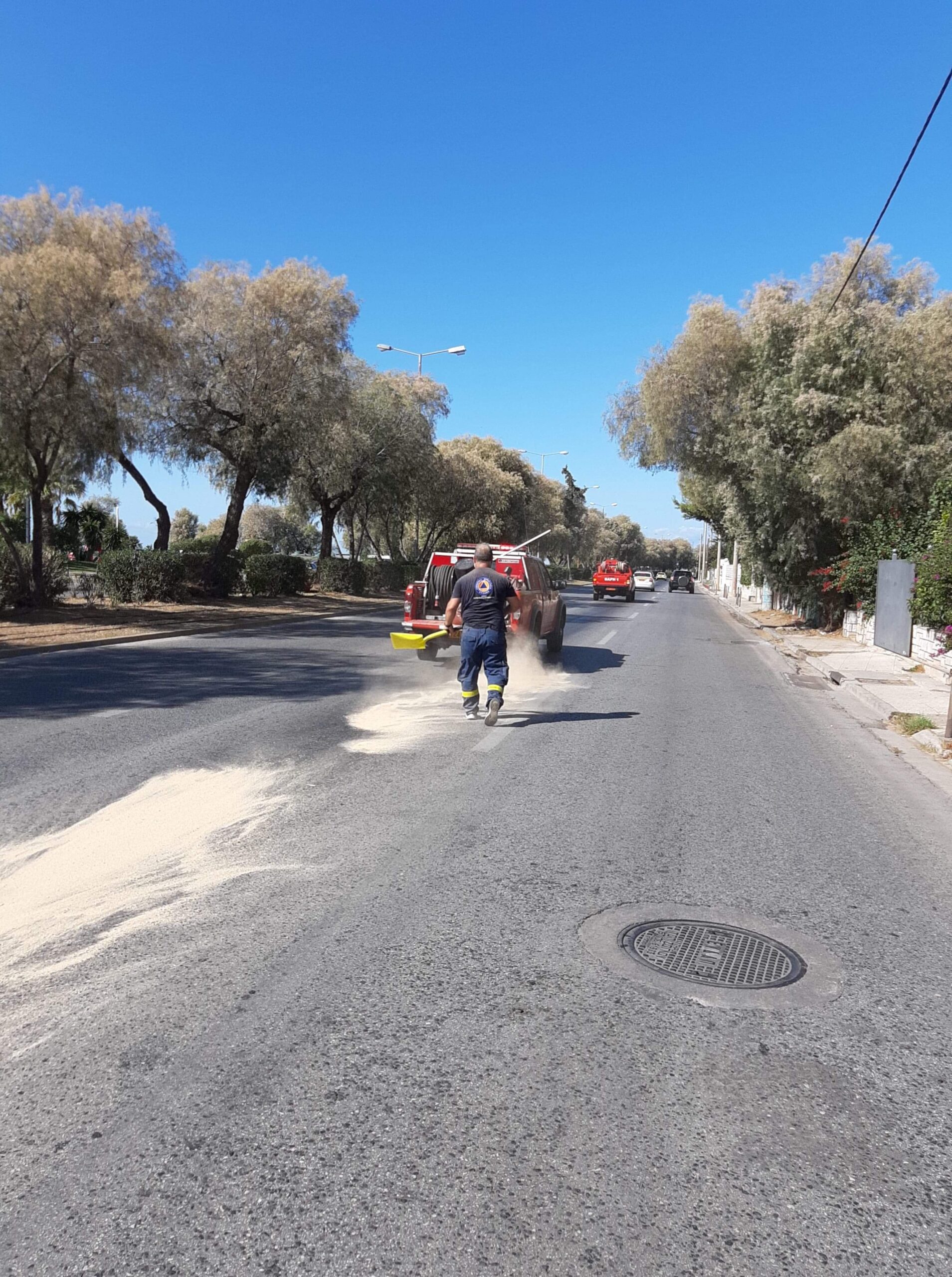 Επικάλυψη με πριονίδη(πετρέλαιο)στο οδόστρωμα στην παραλιακή της Βούλας.(φωτο)