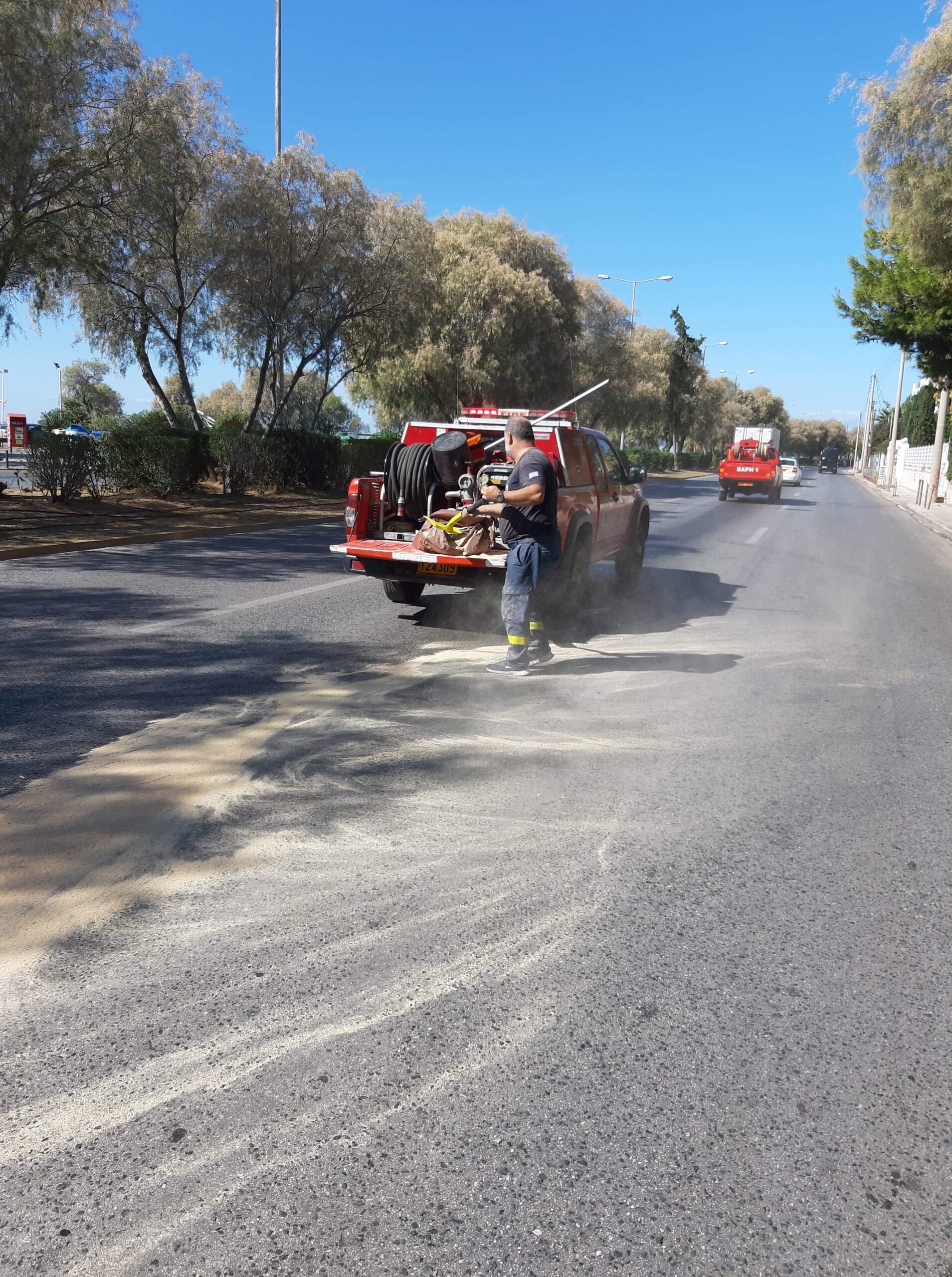 Επικάλυψη με πριονίδη(πετρέλαιο)στο οδόστρωμα στην παραλιακή της Βούλας.(φωτο)