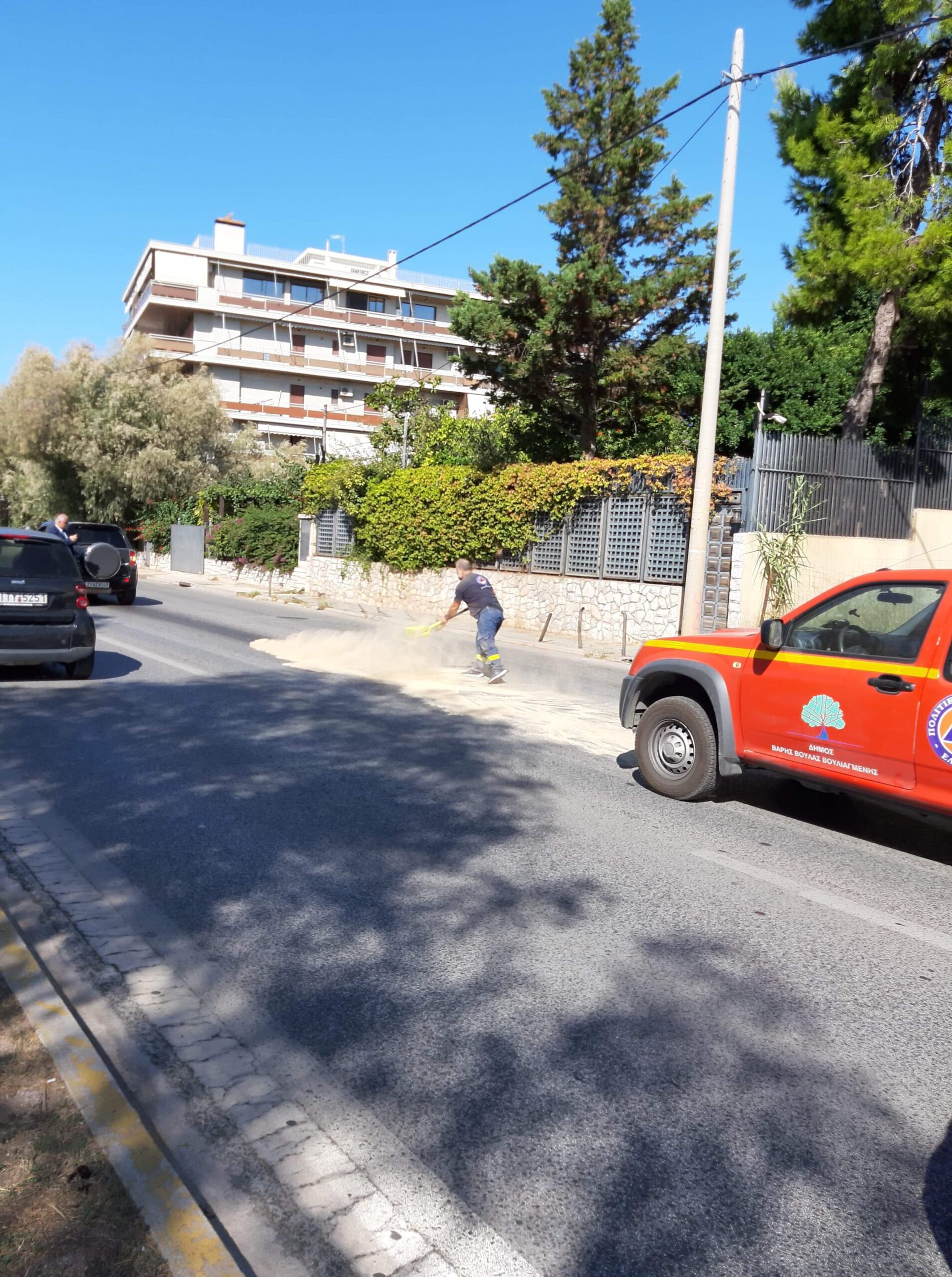 Επικάλυψη με πριονίδη(πετρέλαιο)στο οδόστρωμα στην παραλιακή της Βούλας.(φωτο)