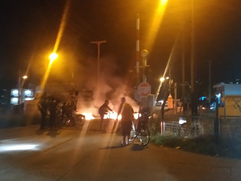 Βόλος:Ρομά έβαλαν φωτιά και έκλεισαν το δρόμο στο Αλιβέρι (photos)