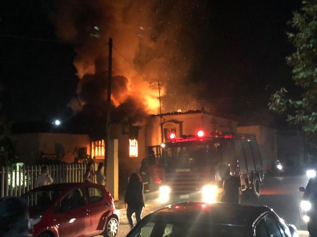 Μεγάλη πυρκαγιά σε σπίτι στον Τύρναβο στην συνοικία του Αγίου Γεδεών δείτε φωτογραφίες
