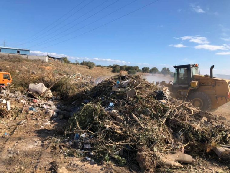 Πυρκαγιά σε παράνομη χωματερή στα Μέγαρα.(φωτο)