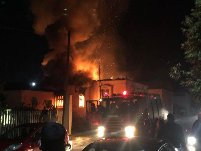 Μεγάλη πυρκαγιά σε σπίτι στον Τύρναβο στην συνοικία του Αγίου Γεδεών δείτε φωτογραφίες