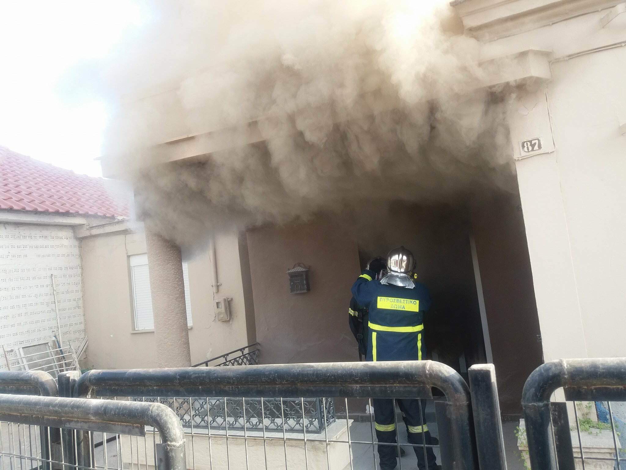 Χωρίς τις αισθήσεις της εντοπίστηκε γυναίκα κατά τη διάρκεια κατάσβεσης πυρκαγιάς σε μονοκατοικία στην Λάρισα