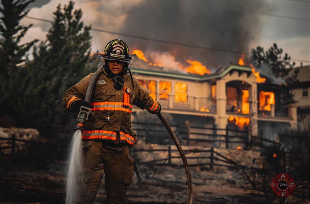 ΗΠΑ: Μεγάλη πυρκαγιά στην Καλιφόρνια - Ενα άτομο νεκρό και πάνω απο 80 σπίτια κάηκαν