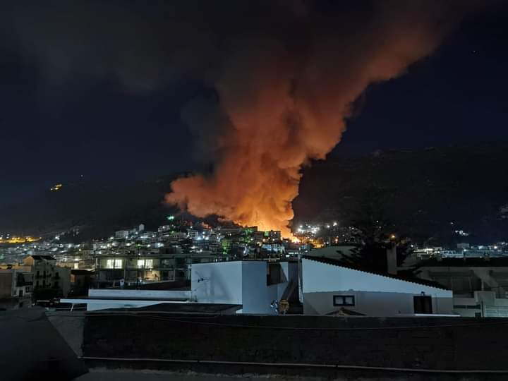 Πυρκαγιά σε χαμηλή βλάστηση πλησίον του ΚΥΤ στο Βαθύ Σάμου.(φωτό-βιντεο απο το συμβάν)