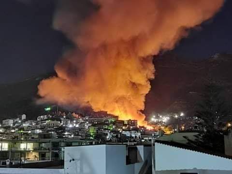 Πυρκαγιά σε χαμηλή βλάστηση πλησίον του ΚΥΤ στο Βαθύ Σάμου.(φωτό-βιντεο απο το συμβάν)