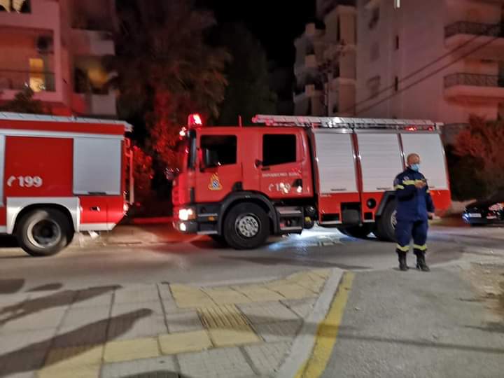 Πυρκαγιά σε χορτολιβαδική έκταση στην Γλυφάδα Αττικής (Φώτο)