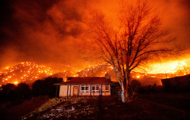 ΗΠΑ: Μεγάλη πυρκαγιά στην Καλιφόρνια - Ενα άτομο νεκρό και πάνω απο 80 σπίτια κάηκαν