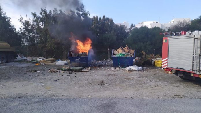 Έκρηξη και πυρκαγιά σε κάδο απορριμμάτων. Από τύχη και μόνο δεν θρηνήσαμε θύματα
