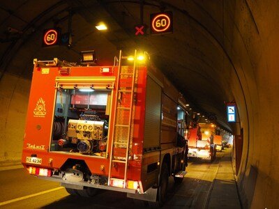 Νυχτερινή πυροσβεστική άσκηση στις σήραγγες Πλατάνου Αχαΐας