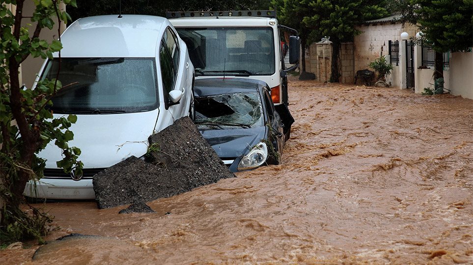 Μερική εκκένωση σε χωριό στο Ρέθυμνο από την κακοκαιρία- Απεγκλωβίστηκαν τρία παιδιά στο Ηράκλειο.(φωτο)