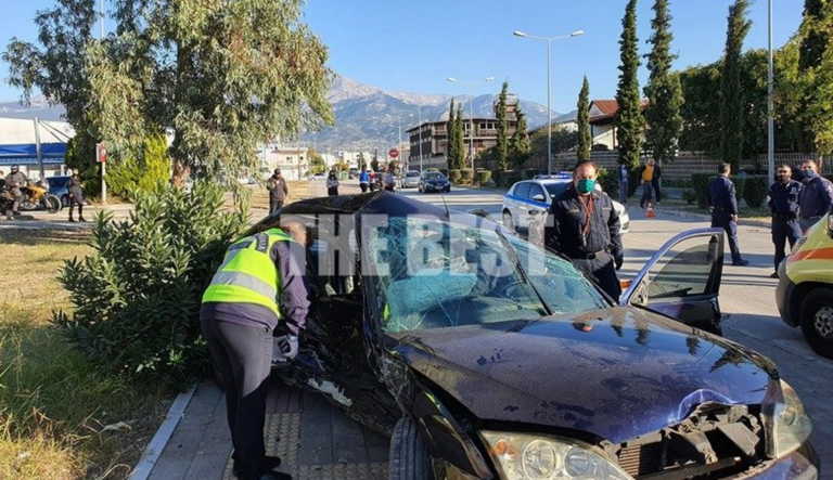 Σοκαριστικό τροχαίο στην Πάτρα με τραυματία και εγκλωβισμό (pics, video)