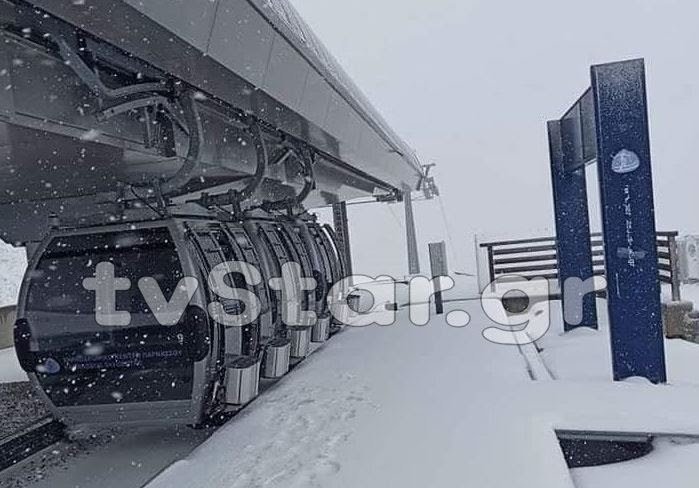 Έπεσαν τα πρώτα χιόνια σε Βελούχι και Παρνασσό