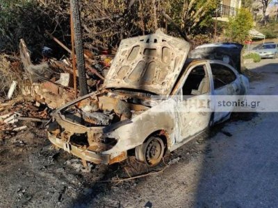 Εμπρησμοί στη Λέσβο - Περιέλουσαν με οινόπνευμα αυτοκίνητα και βάρκα και τους έβαλαν φωτιά (εικόνες)