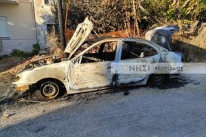 Εμπρησμοί στη Λέσβο - Περιέλουσαν με οινόπνευμα αυτοκίνητα και βάρκα και τους έβαλαν φωτιά (εικόνες)