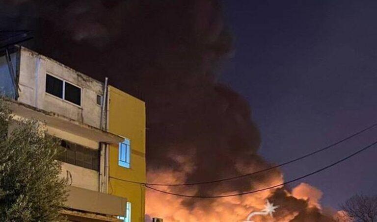 Υπό μερικό έλεγχο η πυρκαγιά σε βιοτεχνία στο Μοσχάτο [βίντεο+φωτο]
