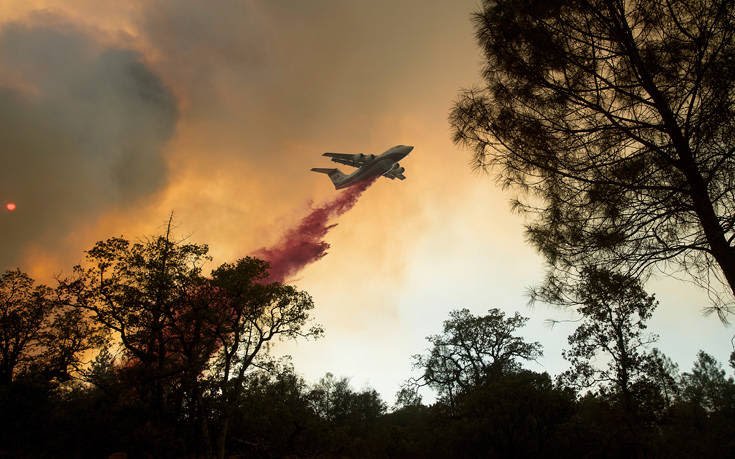 Τι είναι αυτό το «κόκκινο νερό» που ρίχνουν τα αεροπλάνα στις φωτιές