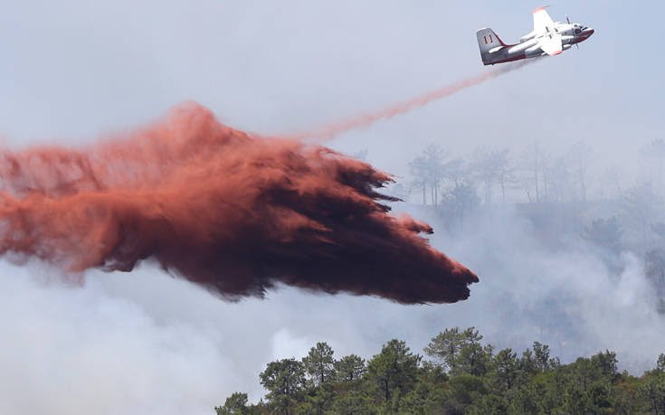 Τι είναι αυτό το «κόκκινο νερό» που ρίχνουν τα αεροπλάνα στις φωτιές