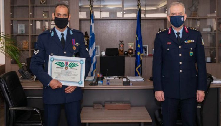 Λαύριο: Υπαρχιφύλακας Απεγκλώβισε οδηγό από φλεγόμενο αυτοκίνητο! Πήρε το μετάλλιο «Αστυνομικός Σταυρός»!