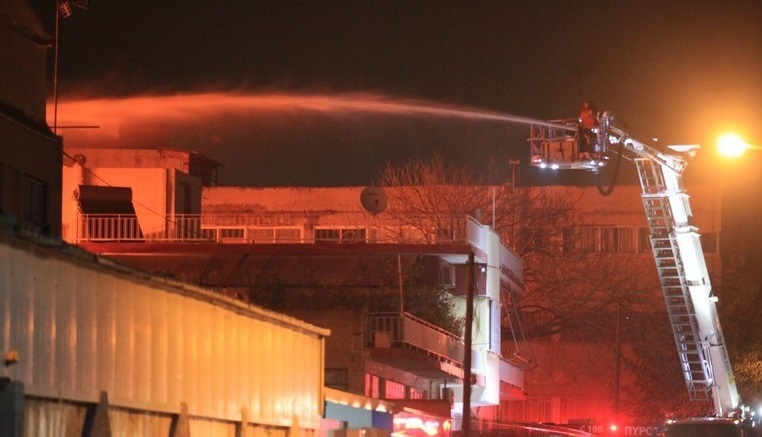 Υπό μερικό έλεγχο η πυρκαγιά σε βιοτεχνία στο Μοσχάτο [βίντεο+φωτο]