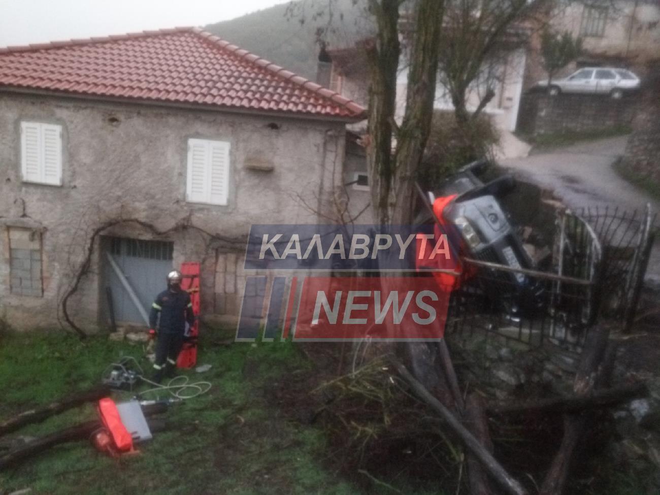 Αχαϊα: Όχημα ξέφυγε της πορείας του και έπεσε σε αυλή σπιτιού (φωτο)