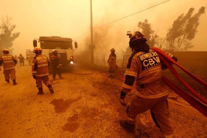 Μεγάλη πυρκαγιά καίει δασική έκταση στη Χιλή (Φώτο)