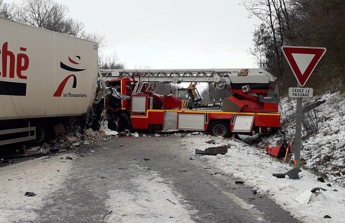 Σοκαριστικό τροχαίο με έναν νεκρό πυροσβέστη και έναν σοβαρά τραυματία (Φώτο)