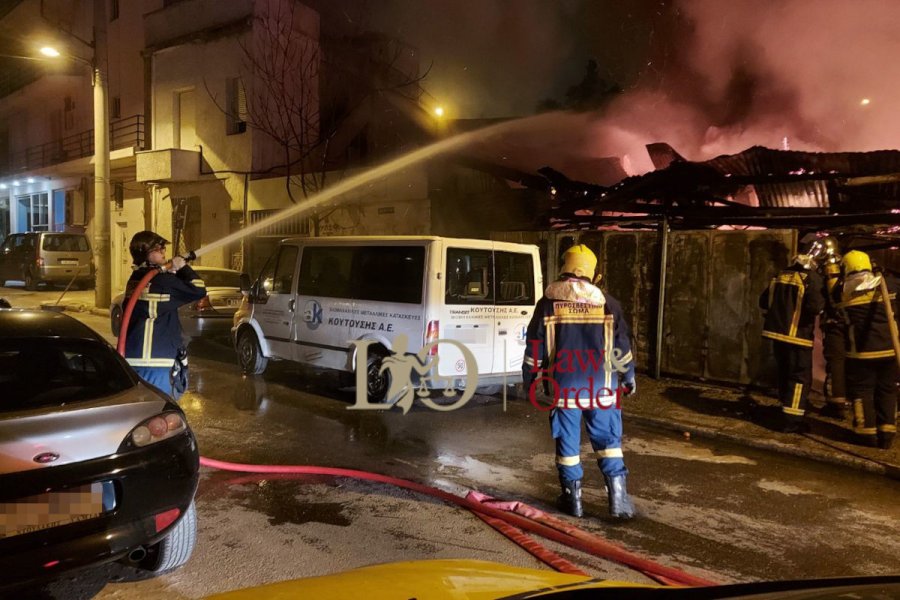 Μεγάλη πυρκαγιά σε ισόγειο χώρο στην Αθήνα (βίντεο & εικόνες)