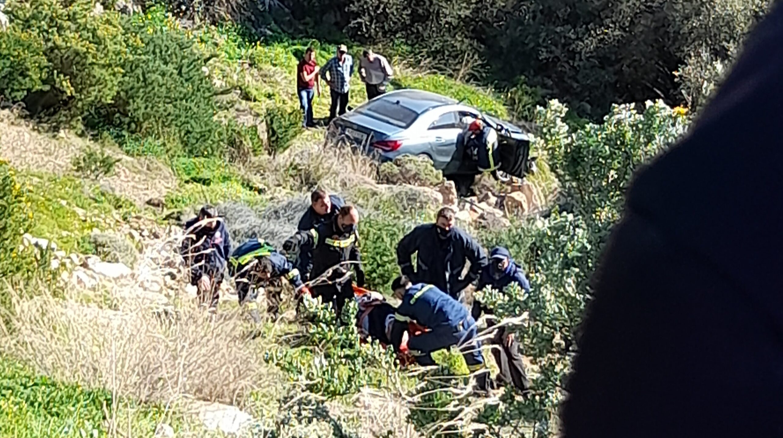 Πτώση οχήματος στα Λιμανάκια βουλιαγμένης.(φωτο)