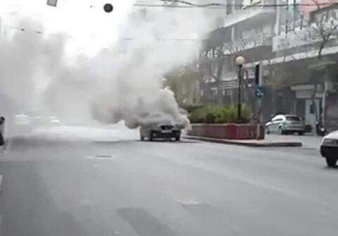 Πυρκαγιά τώρα σε αυτοκίνητο στην Πατησίων.(φωτο)