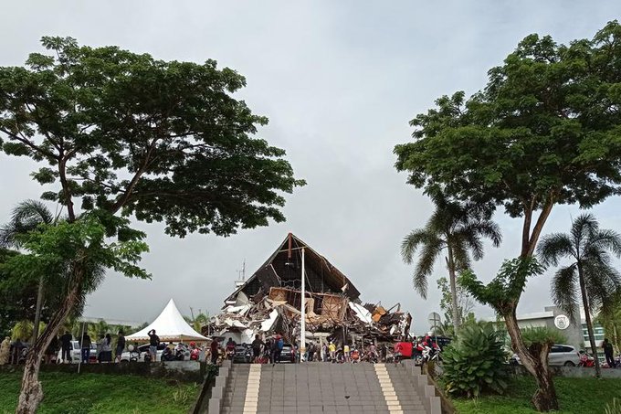 Φονικός σεισμός στην Ινδονησία – τουλάχιστον 26 άνθρωποι σκοτώθηκαν, πάνω από 600 τραυματίστηκαν