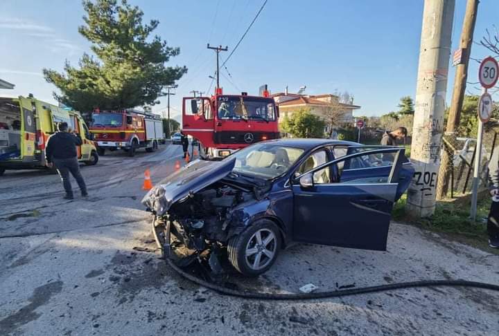 Τροχαίο με εγκλωβισμένο άτομο στην Ροδόπολη Αττικής (Φώτο)