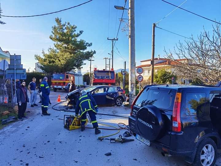 Τροχαίο με εγκλωβισμένο άτομο στην Ροδόπολη Αττικής (Φώτο)