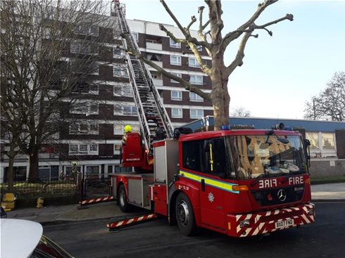 Μεγάλη πυρκαγιά σε πολυκατοικία στο Λονδίνο - Φόβοι για εγκλωβισμένους