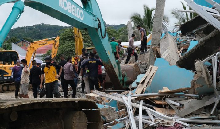 Φονικός σεισμός στην Ινδονησία – τουλάχιστον 26 άνθρωποι σκοτώθηκαν, πάνω από 600 τραυματίστηκαν
