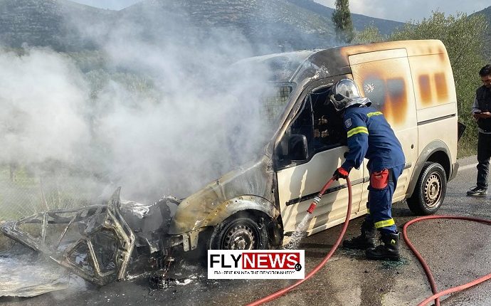 Λακωνία: Ξέσπασε πυρκαγιά σε φορτηγάκι που βρισκόταν εν κινήσει (φώτο)