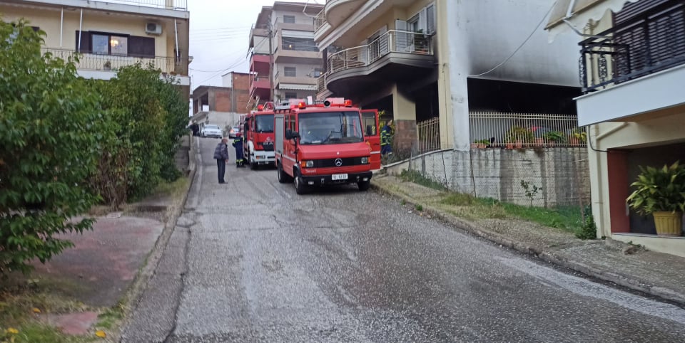 Αγρίνιο: Πυρκαγιά άρπαξε όχημα σε πυλωτή (Φώτο)