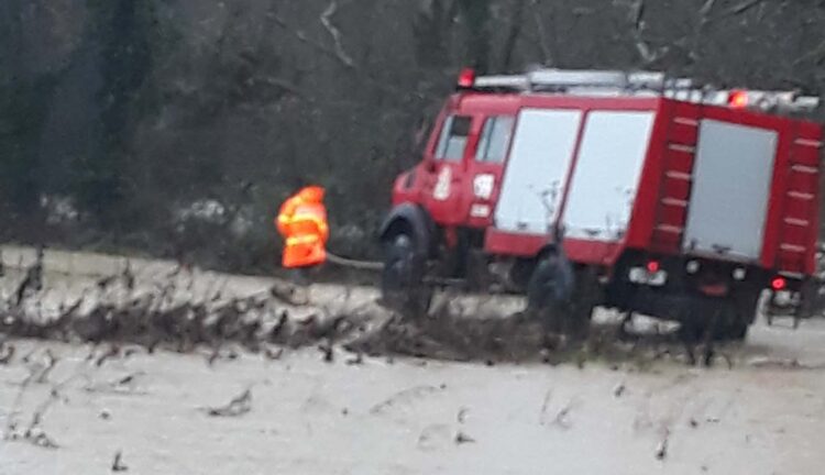 Απεγκλωβίστηκαν κτηνοτρόφοι στους Αμοργιανούς Βάλτου (φωτο & video)