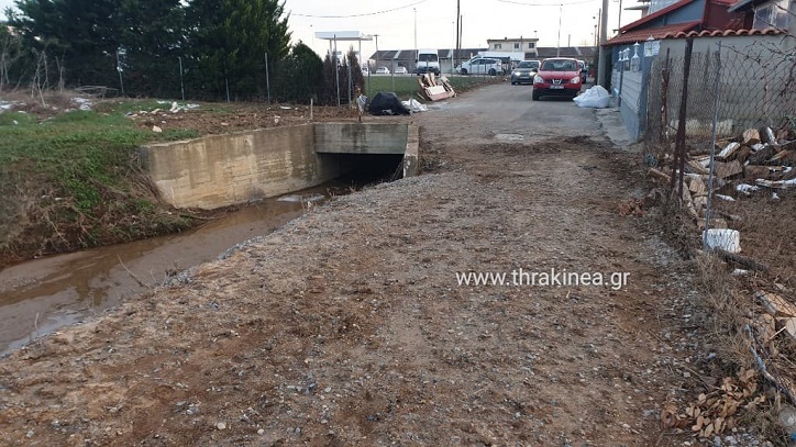 Λίγα λουλούδια και κεριά στο σημείο όπου χάθηκε ο πυροσβέστης