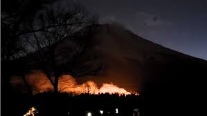 Μεγάλη πυρκαγιά στους πρόποδες του Φούτζι στην Ιαπωνία